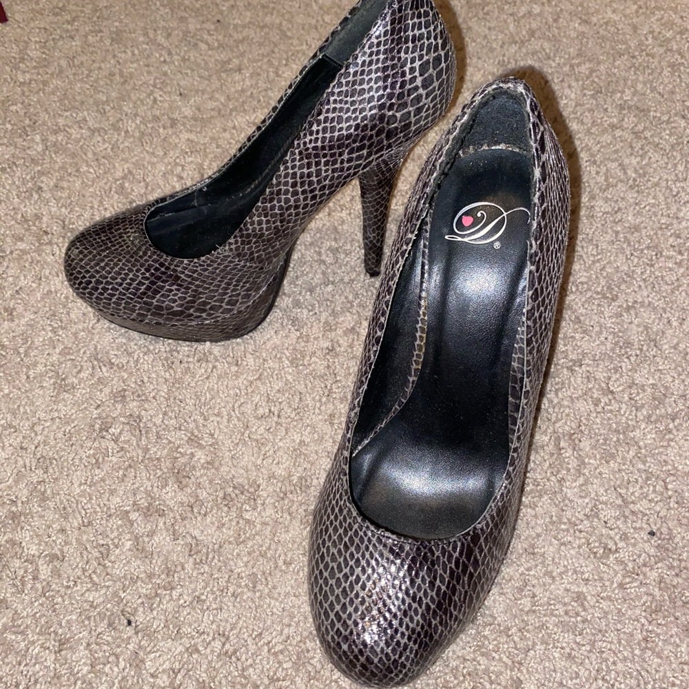Faux snakeskin platform pumps